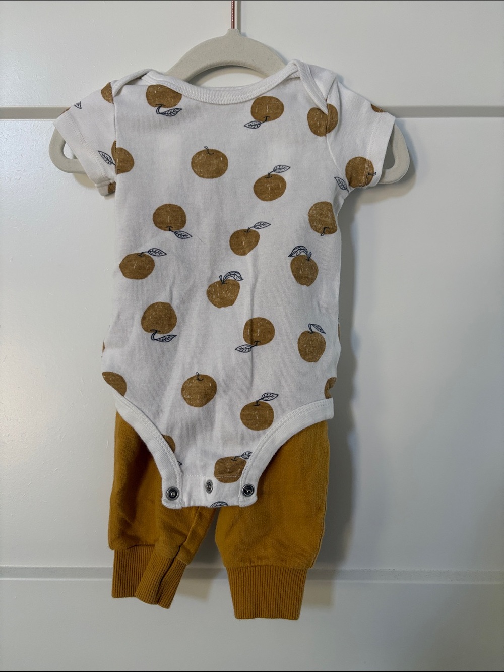 Carter’s Baby One-Piece Bodysuit with Apple Print and Matching Pants 6 Months
